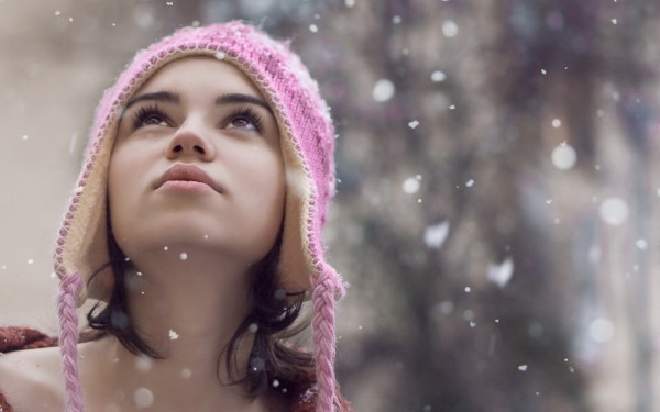 Snowflakes-Falling-on-Girls-Face-600x375[1]
